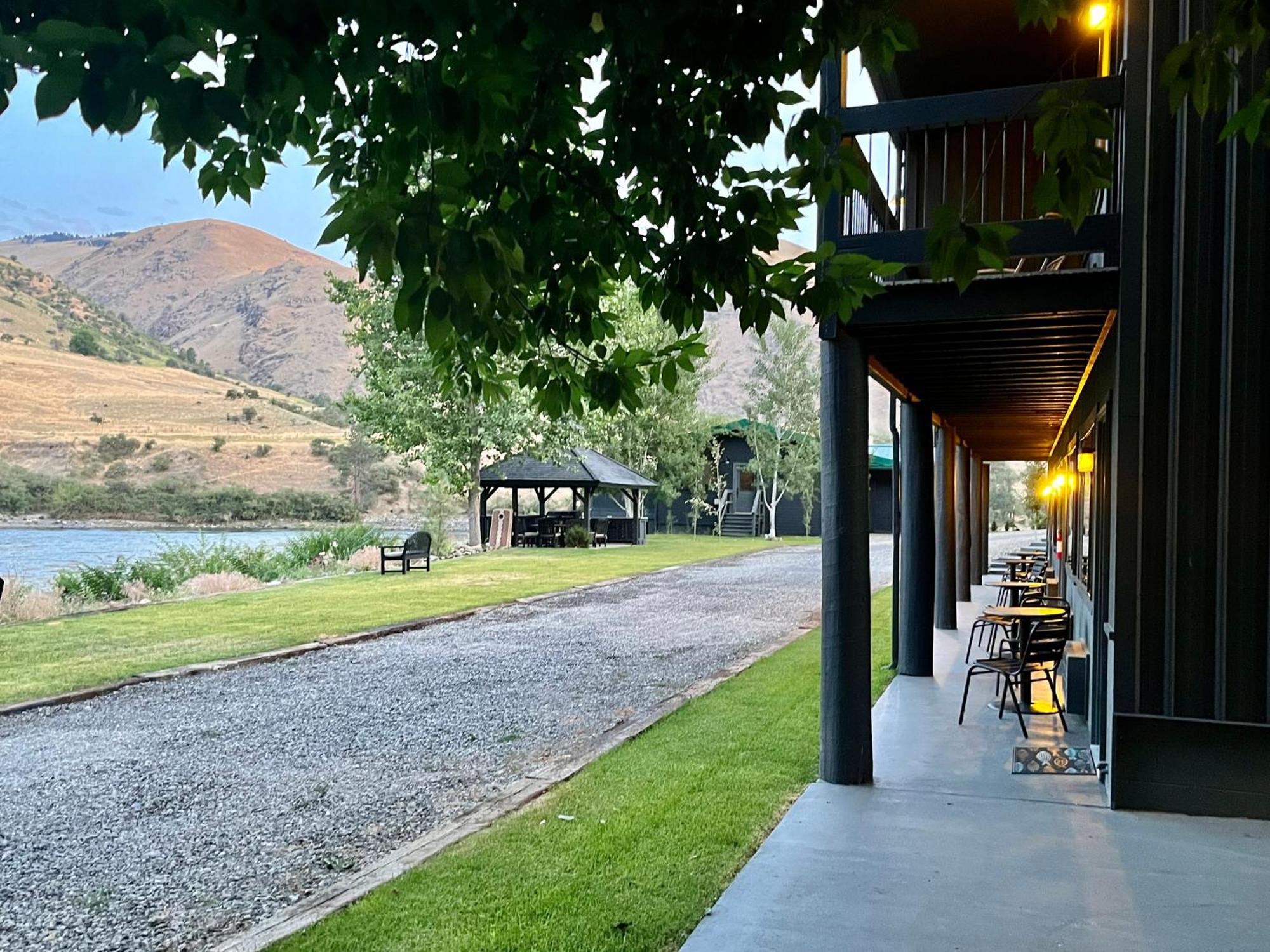Steelhead Lodge Lucile Bagian luar foto