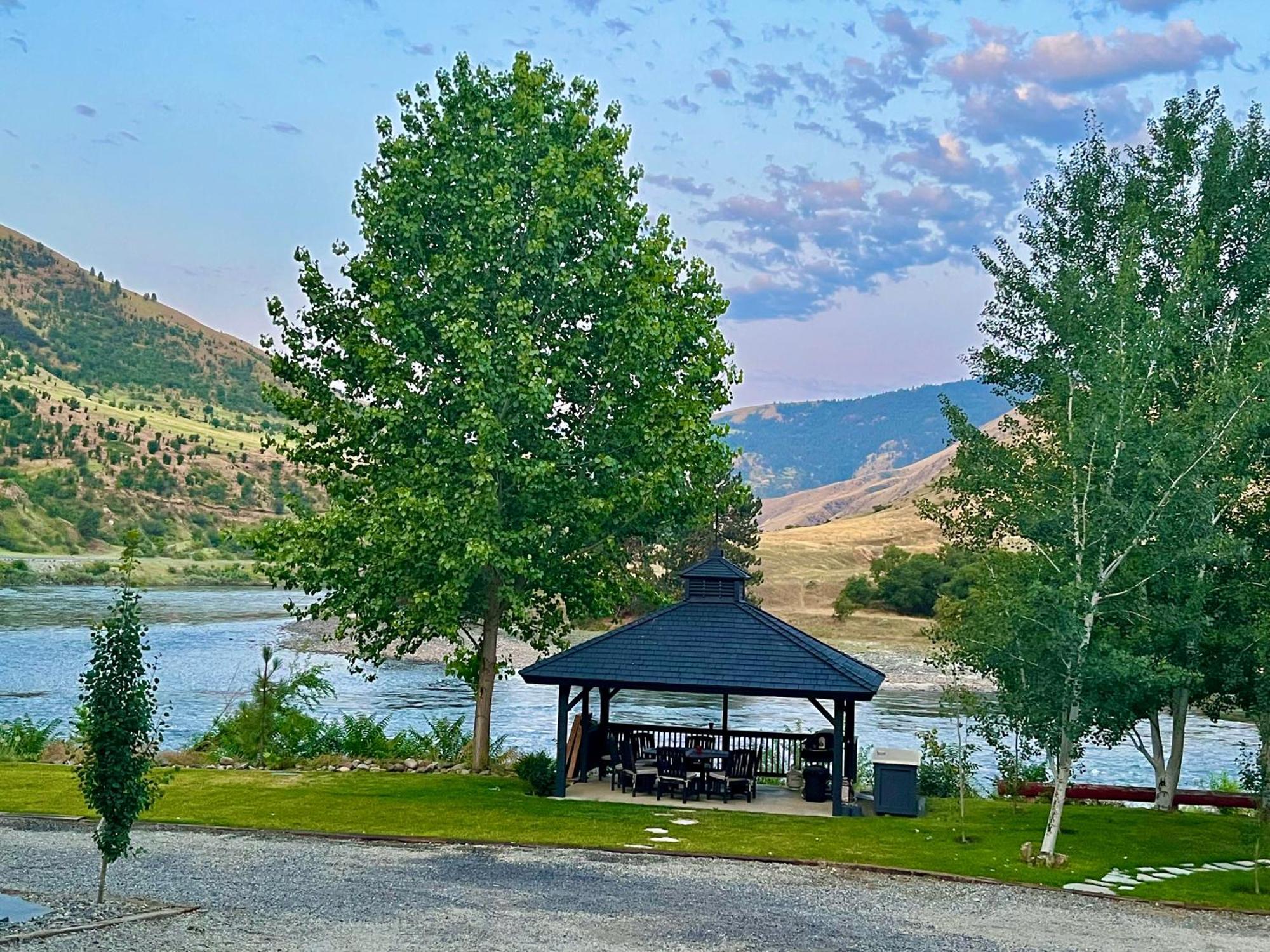 Steelhead Lodge Lucile Bagian luar foto